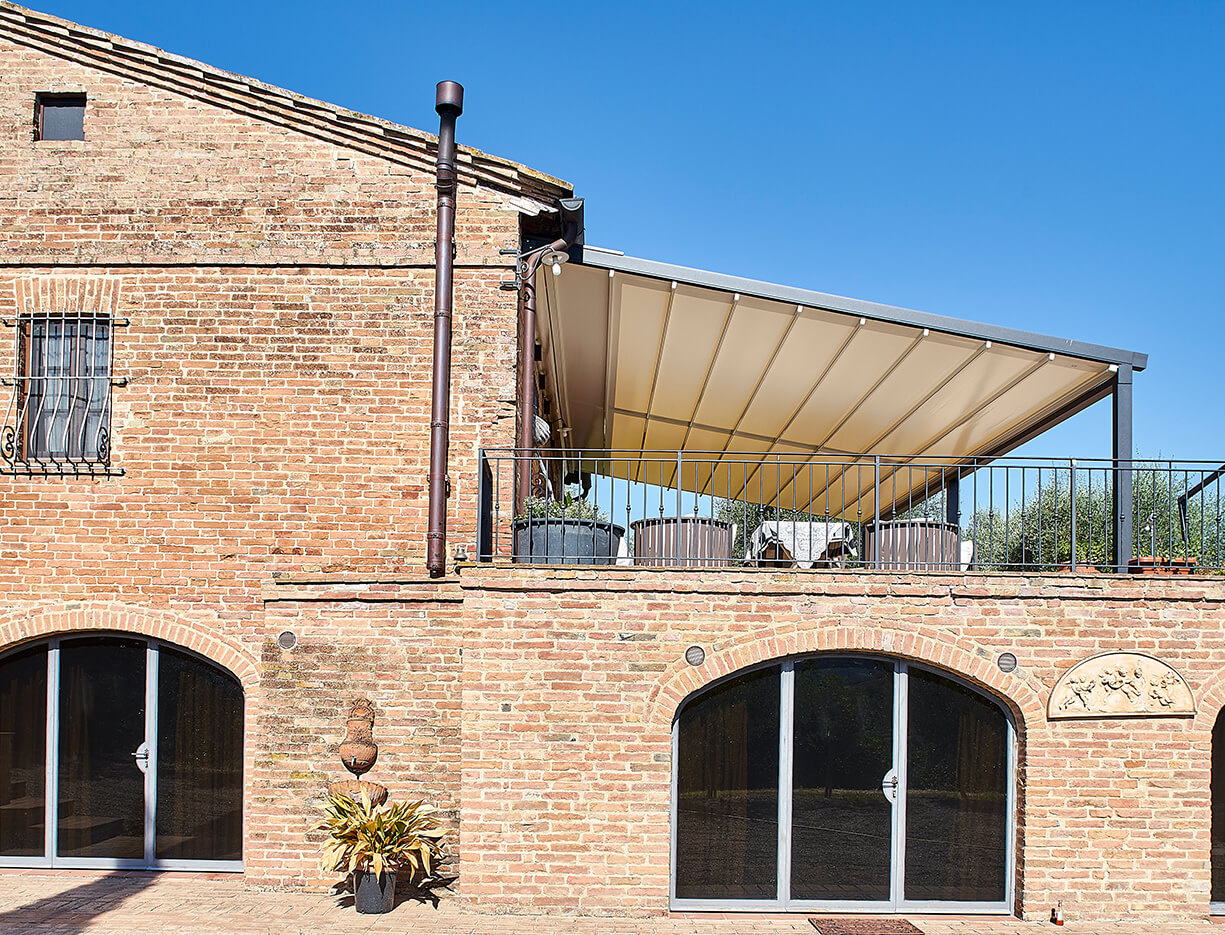 Pergolamarkise QUBE Center - Sicht von außen