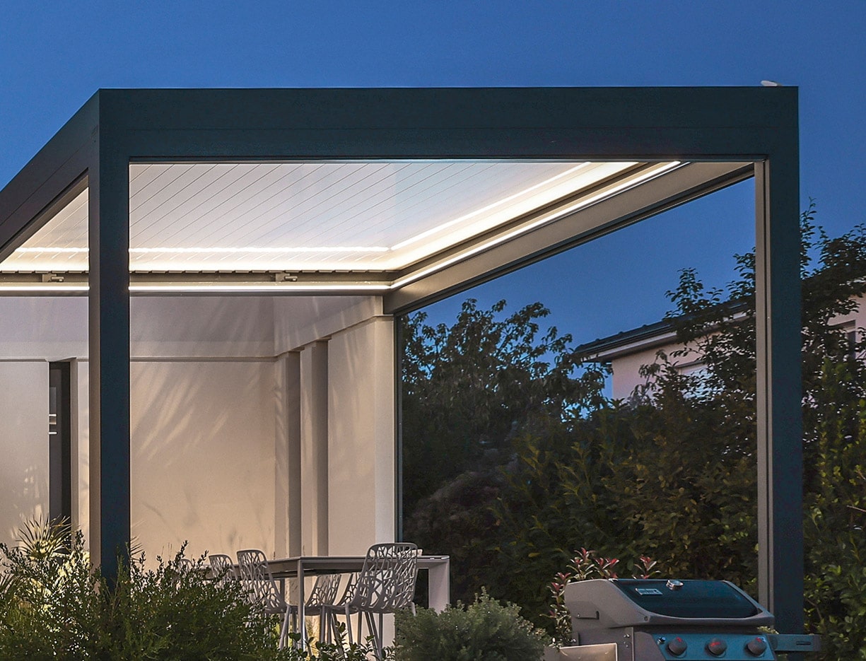 Flexibles Lamellendach Erhardt Qube 23 mit individuellen Anpassungsoptionen und Glasschiebeelementen